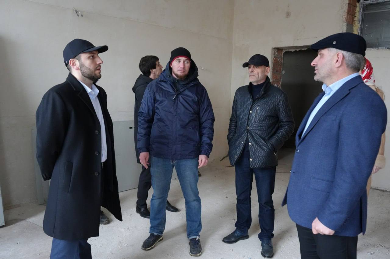 Единороссы проинспектировали ход строительства школы на 1150 мест в Хасавюрте