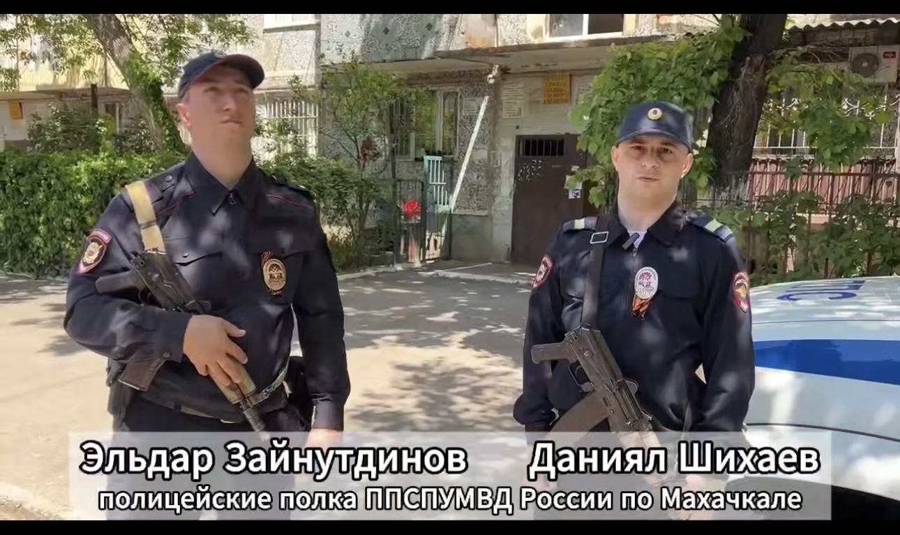 Сотрудники полиции спасли мужчину из горящей квартиры в Махачкале