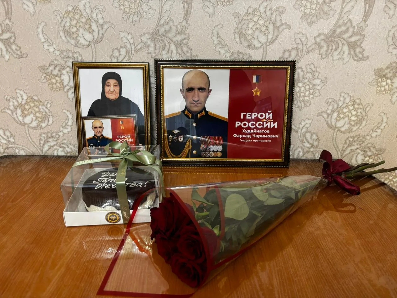 В Каспийске представители соцслужбы Минтруда РД посетили семью Героя РФ Фархада Худайнатова