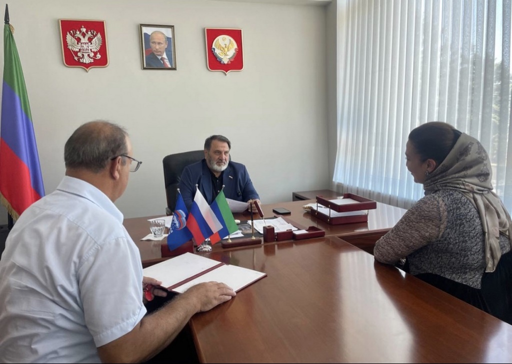Депутат Госдумы РФ Сайгидпаша Умаханов провел личный прием граждан в Махачкале