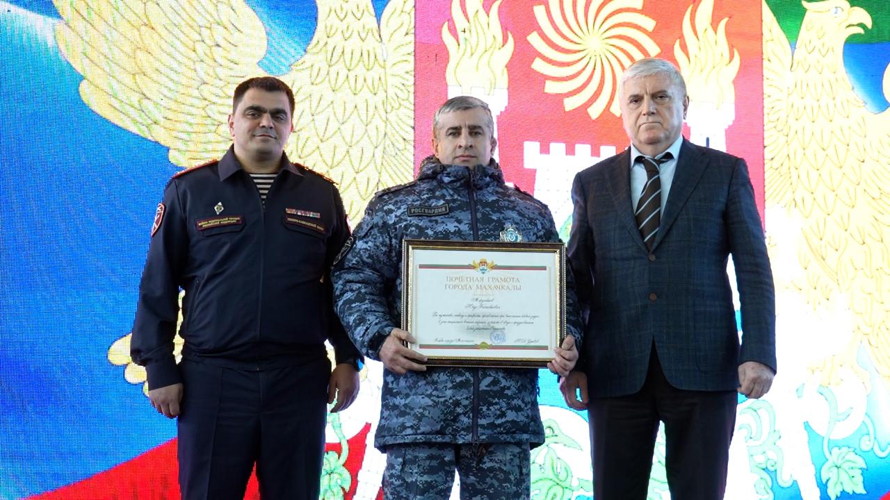 Мэр Махачкалы поздравил росгвардейцев с Днем защитника Отечества