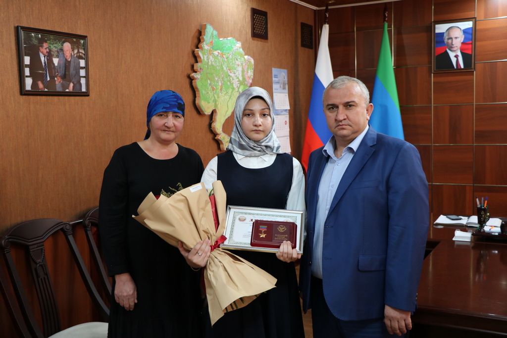 Глава Казбековского района передал семье участника СВО медаль «Народный герой Дагестана»