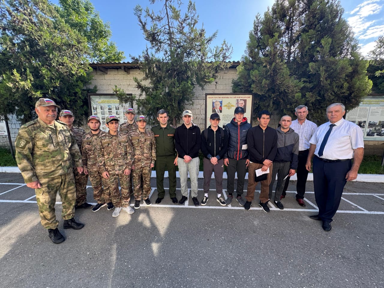 В Кизлярском районе продолжается отправка призывников на срочную военную службу