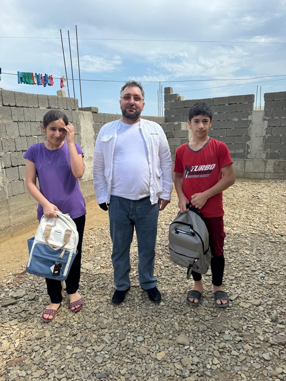 Депутат Алимурад Гаджиев помог детям Кумторкалинского района подготовиться к школе