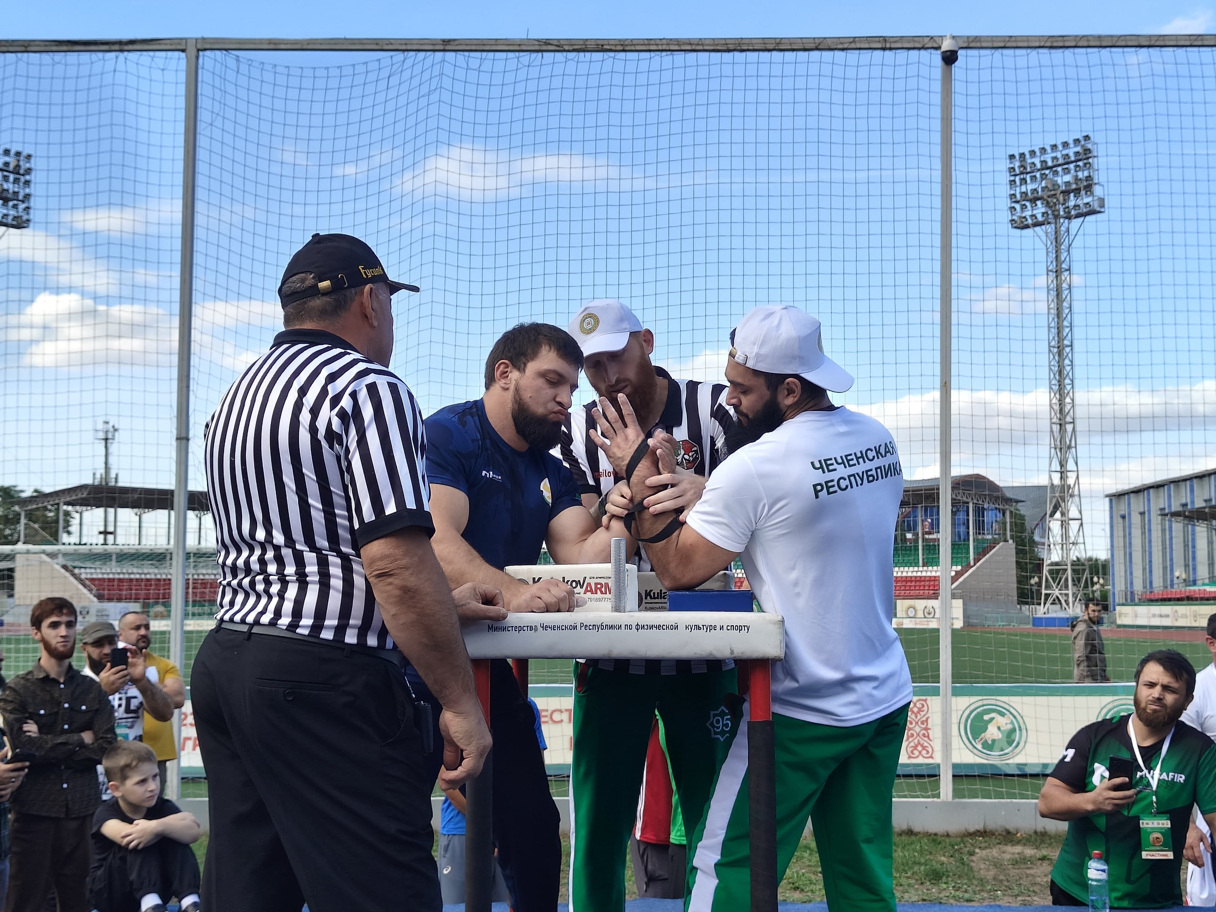 Дагестанский армрестлер победил на фестивале спорта в Грозном