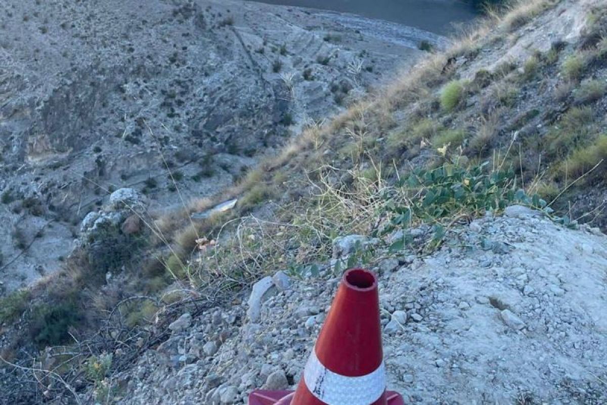 Житель Дербента погиб при падении автомобиля в 20-метровый обрыв