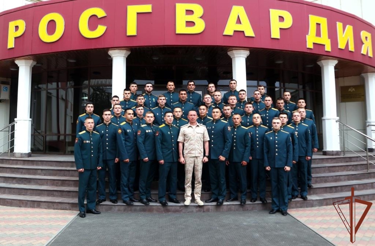 Командующий Северо-Кавказским округом Росгвардии встретился с офицерами-выпускниками