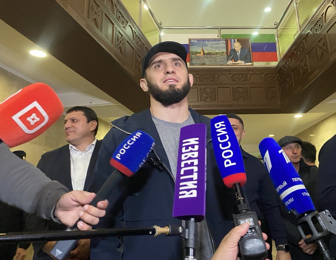 Ислам Махачев вернулся в Дагестан с двумя чемпионскими поясами