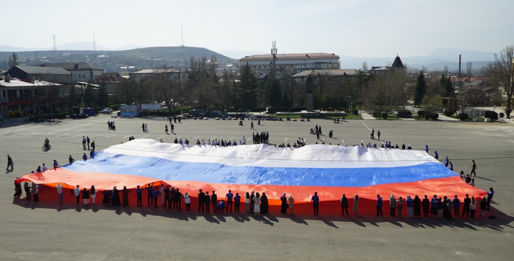 Молодогвардейцы Дагестана провели патриотический флешмоб в городе Буйнакске
