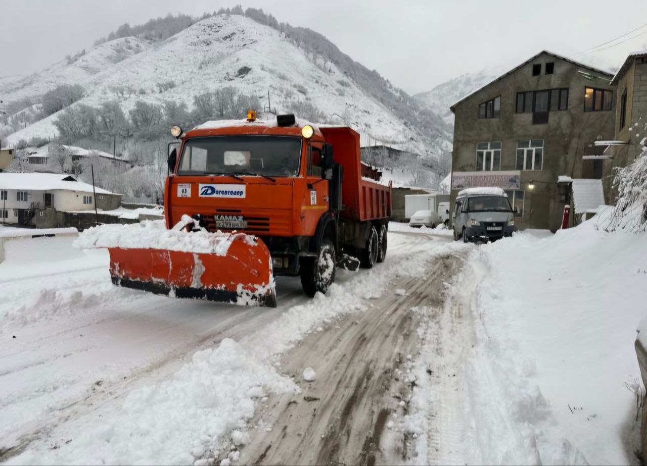 В Дагестане снегопад парализовал движение машин по Гинухскому перевалу