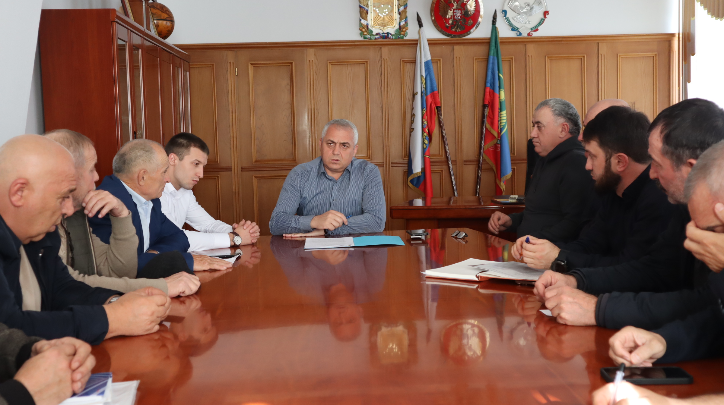 В Гергебильском районе обсудили социально-экономическое развитие и обеспечение безопасности муниципалитета