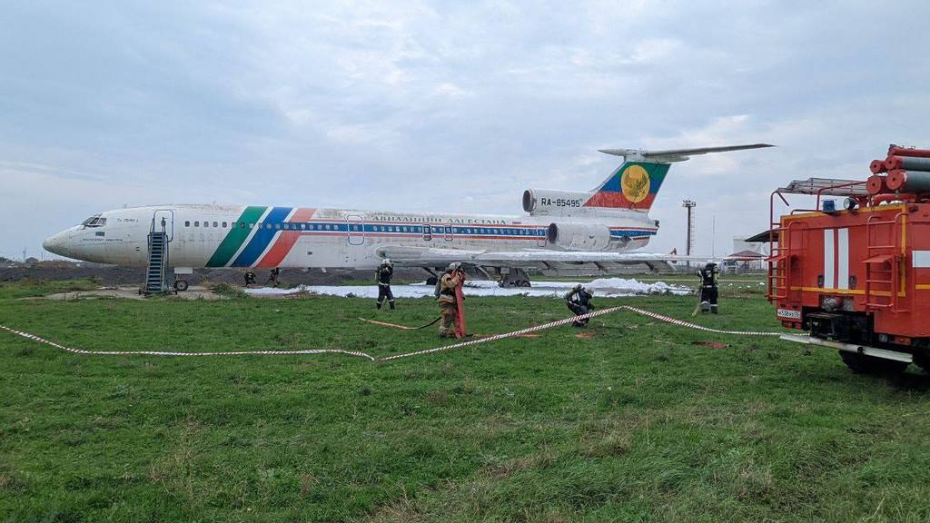 В аэропорту Махачкалы тушили условный пожар на борту самолета