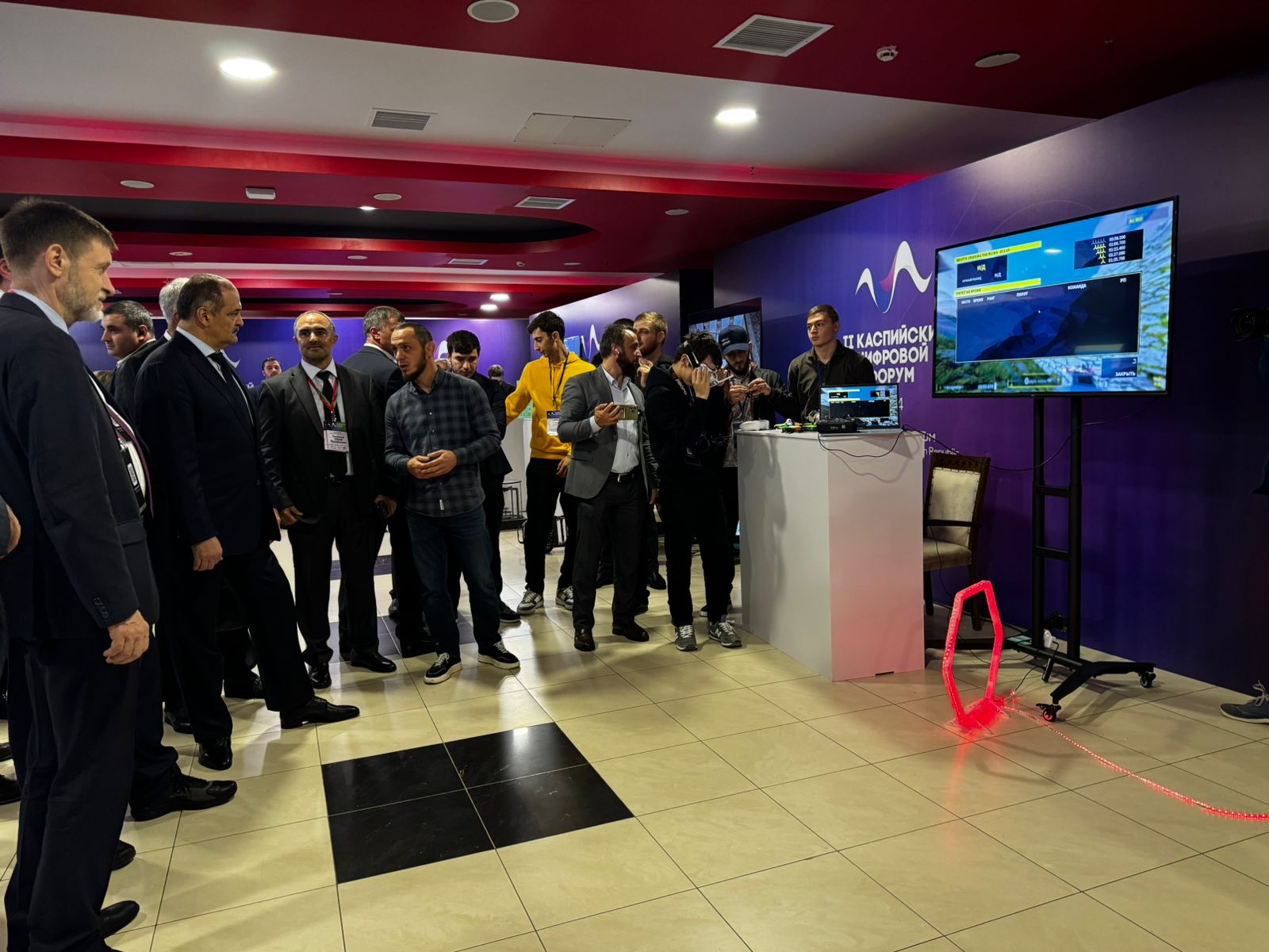 Сергей Меликов посетил виртуальную гонку дронов в Каспийске