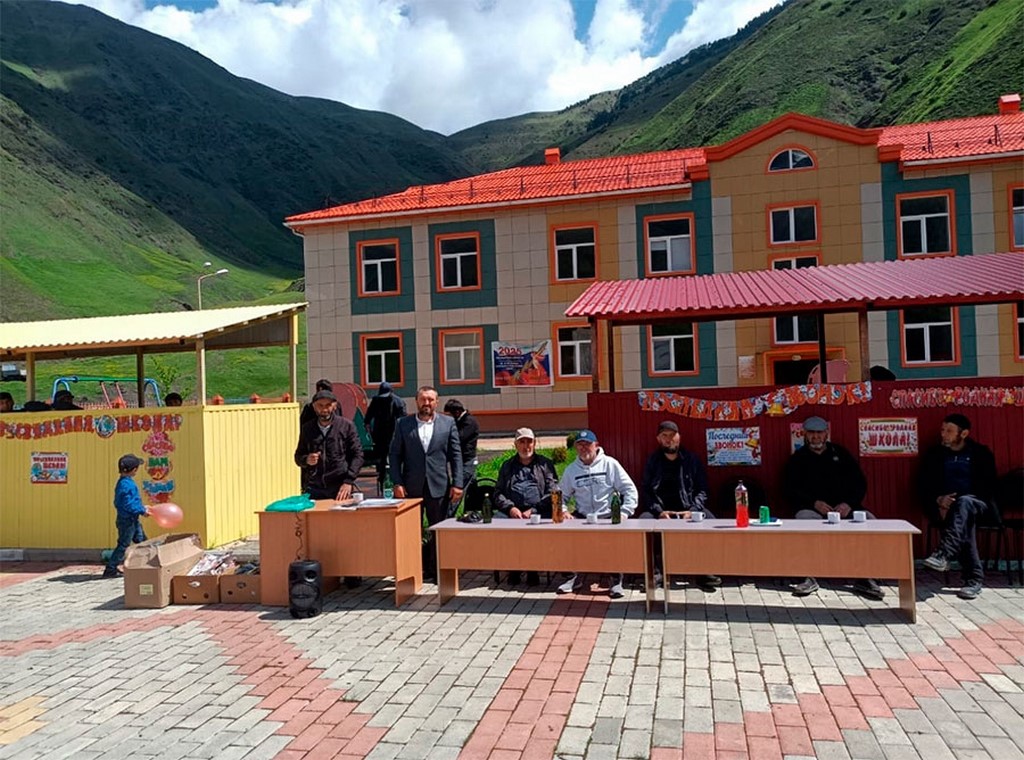 Для выпускников Цунтинского района прозвенел последний звонок