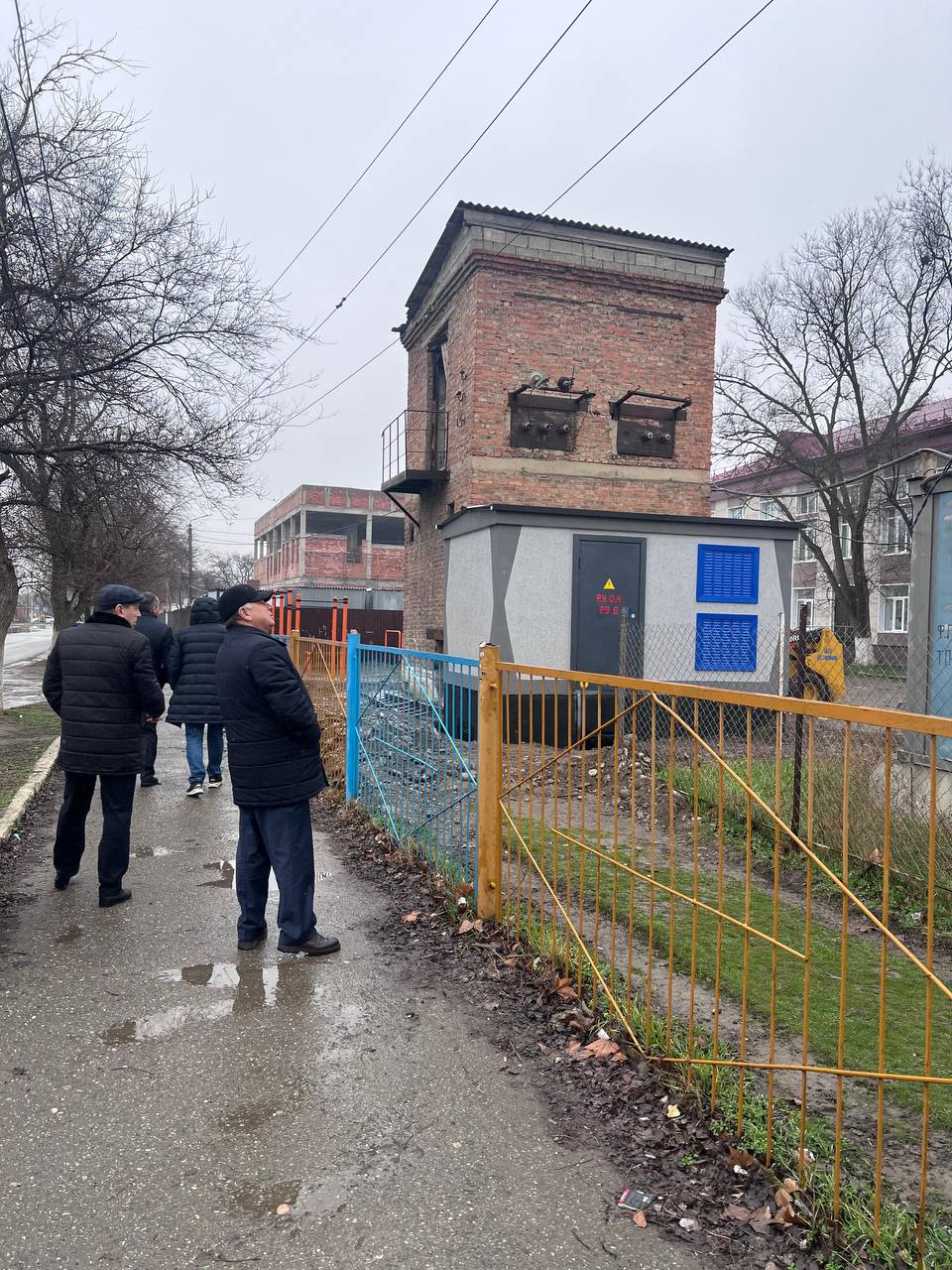 Единороссы Кизилюрта проверили ход строительства нового корпуса к школе