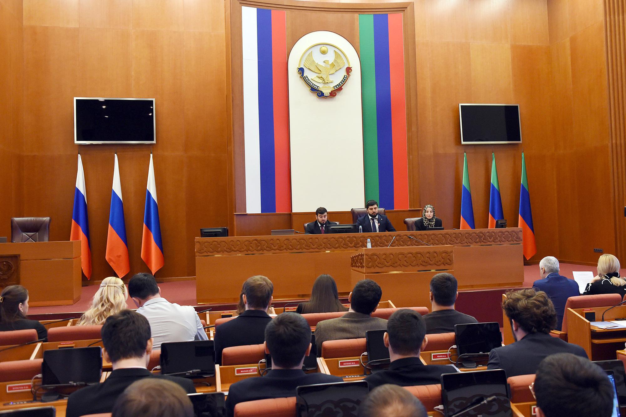 Новым членам Молодежного парламента при НС РД вручили удостоверения