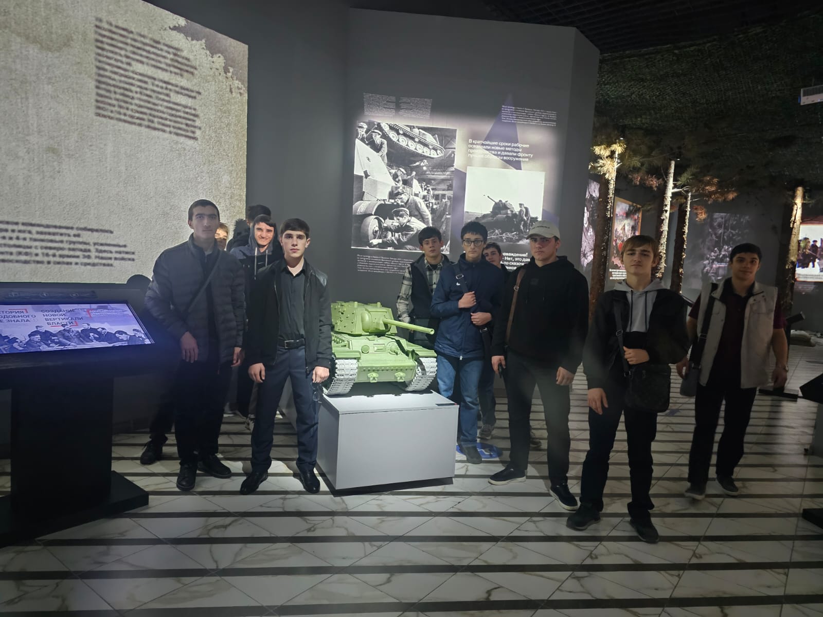 Студенты Автомобильно-дорожного колледжа посетили мультимедийную выставку о Великой Отечественной войне