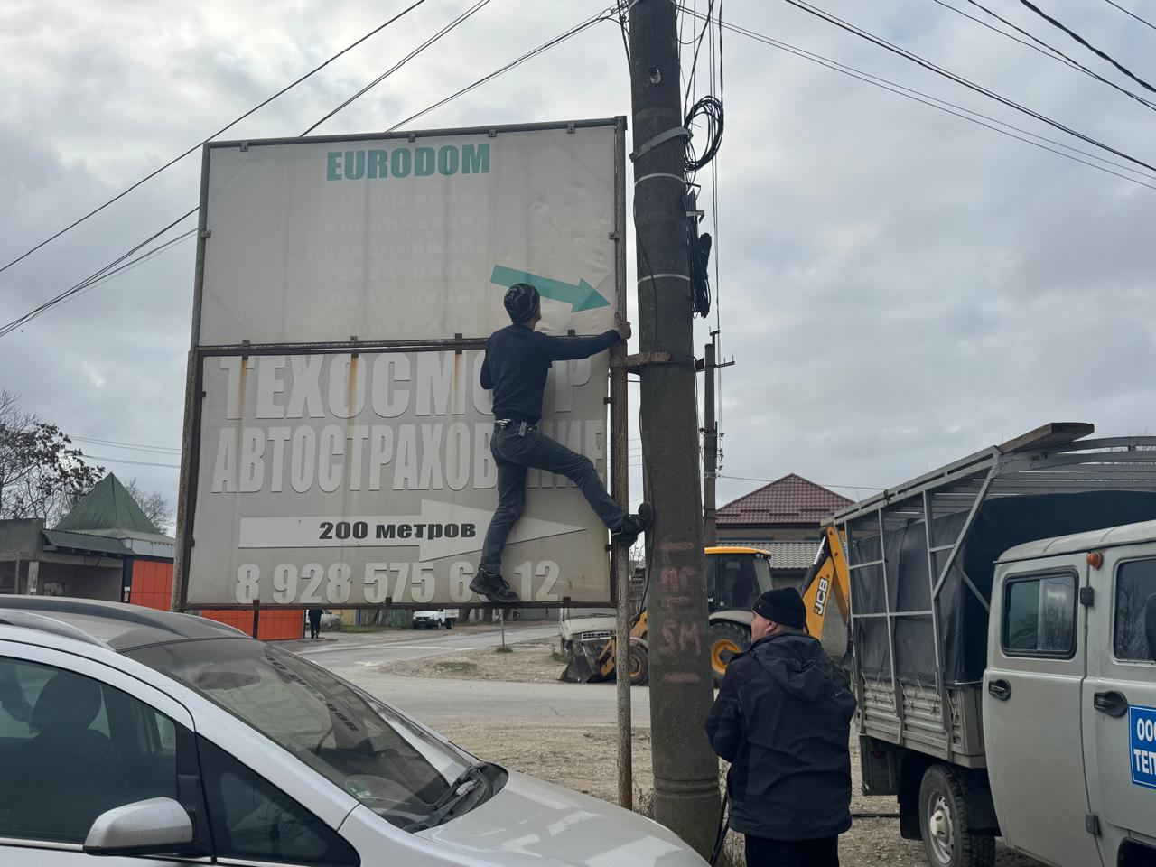 Улицы Кизляра освободили от 40 незаконных рекламных конструкций