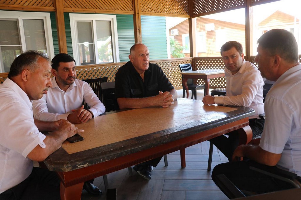 Премьер Дагестана встретился с инициативной группой жителей села Берикей