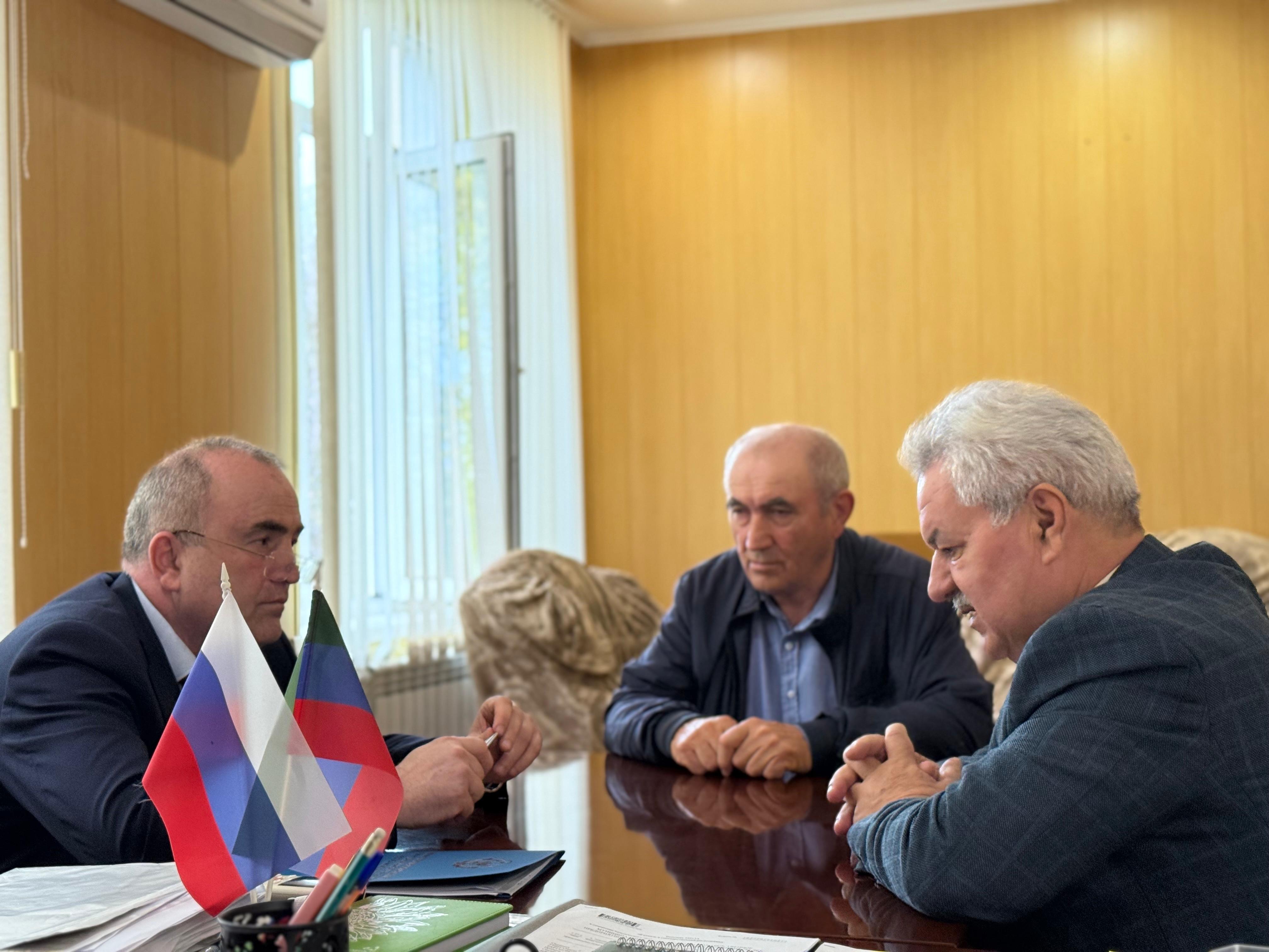 Камиль Изиев провел прием граждан в Тарумовском районе