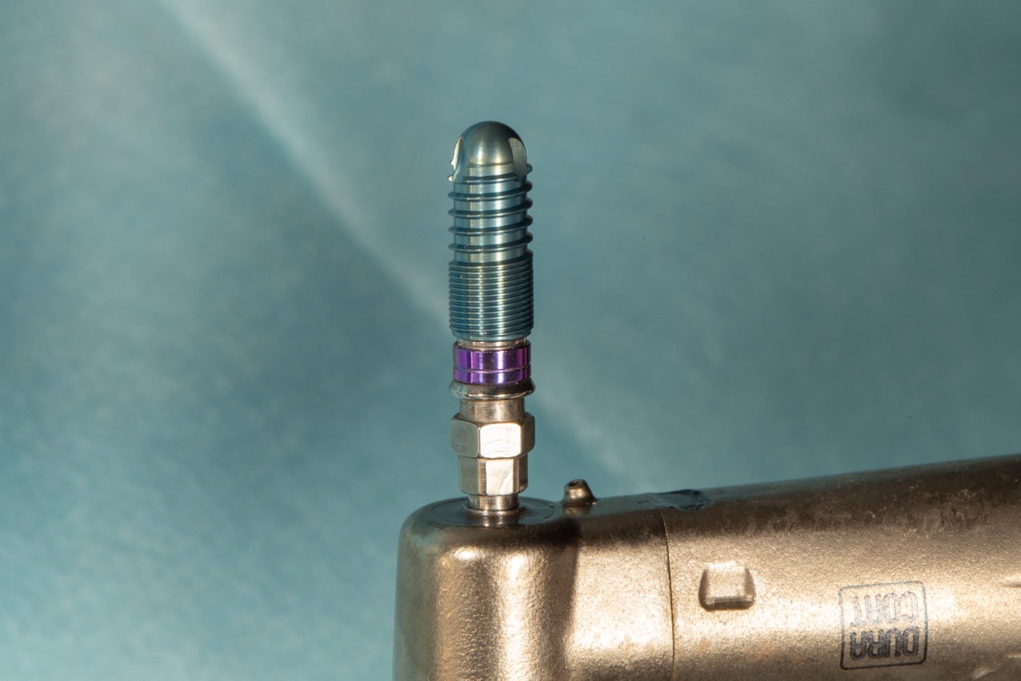 Ученый из ДГУ внедрил российскую технологию атомного осаждения в производство имплантов 