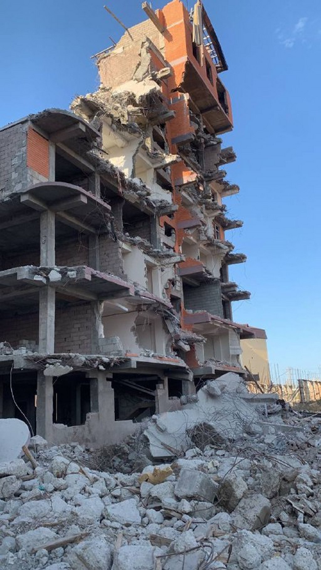 В Махачкале более чем на половину снесли незаконный каркас многоэтажки