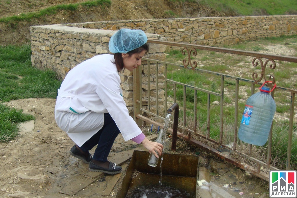 Источник питьевой воды в лагере. Водоснабжение населения питьевой водой. Дагестанская питьевая вода. Обеспечение населения питьевой водой. Дагестан источник воды питьевой.