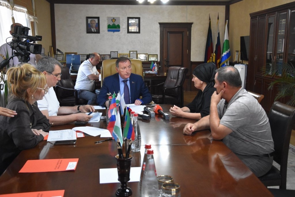 Председатель Народного Собрания РД Заур Аскендеров провел прием граждан в Дербентском районе