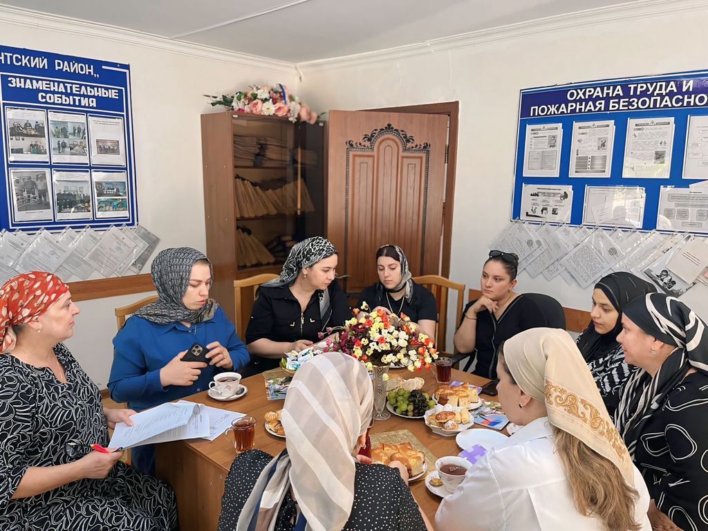 Родственники участников СВО встретились за круглым столом в Карабудахкентском центре соцобслуживания