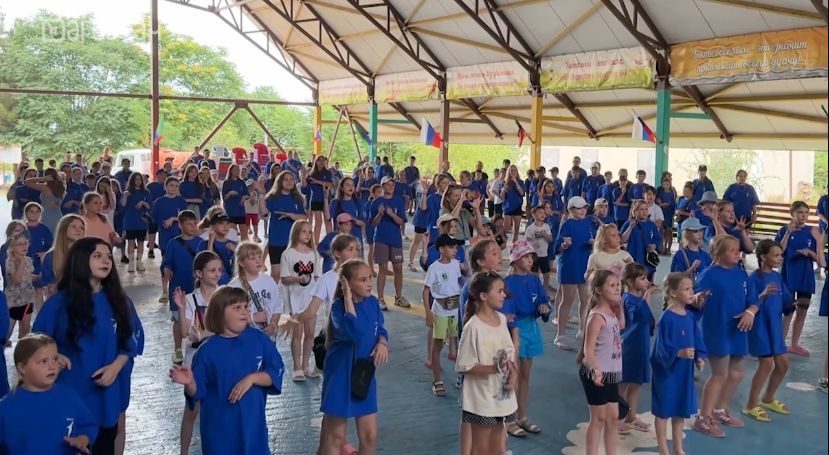 Тематическую смену «Движения первых» открыли в лагере «Солнечный берег»