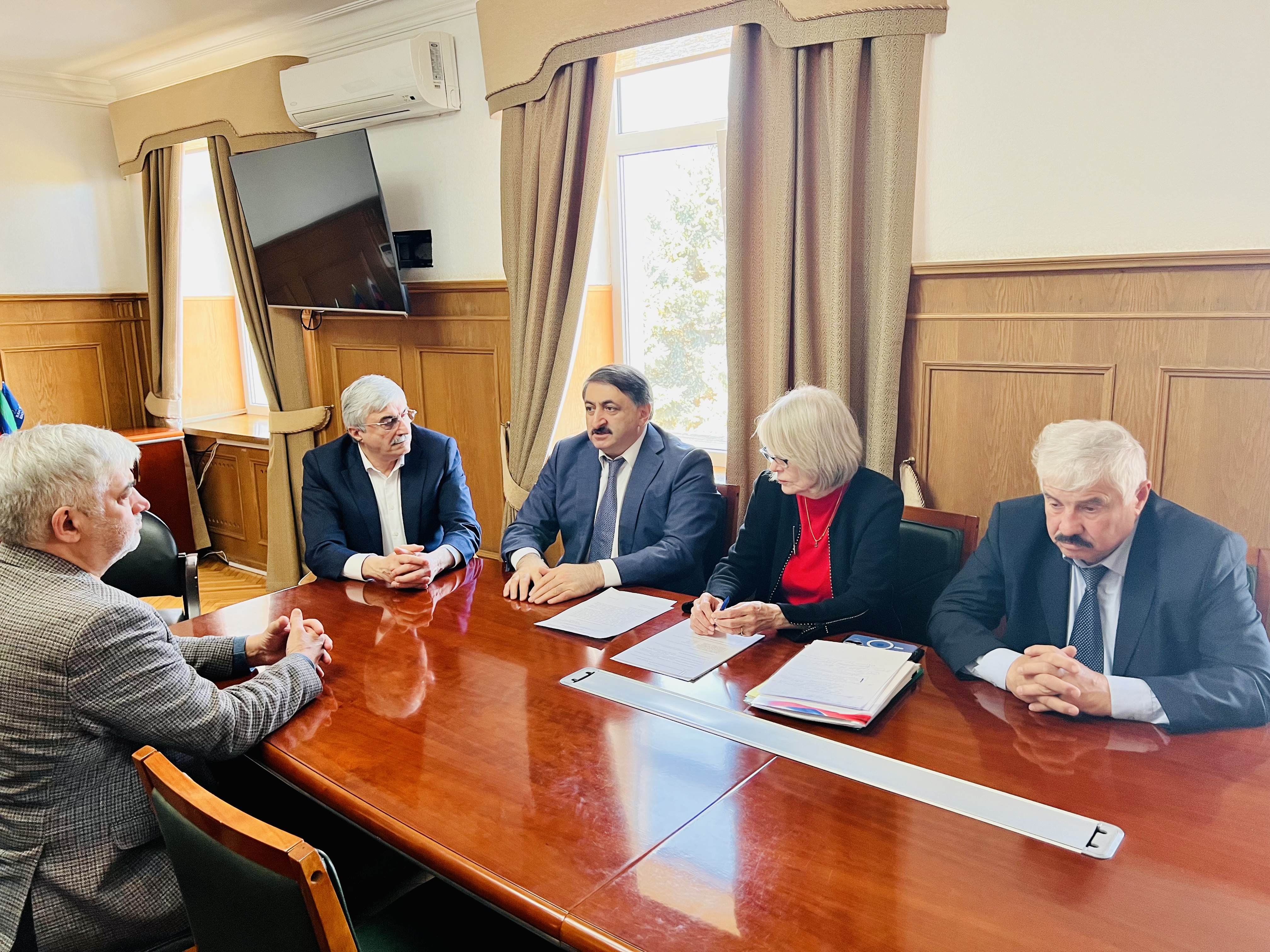 Волонтеры продолжают благоустраивать памятные места в Кизляре