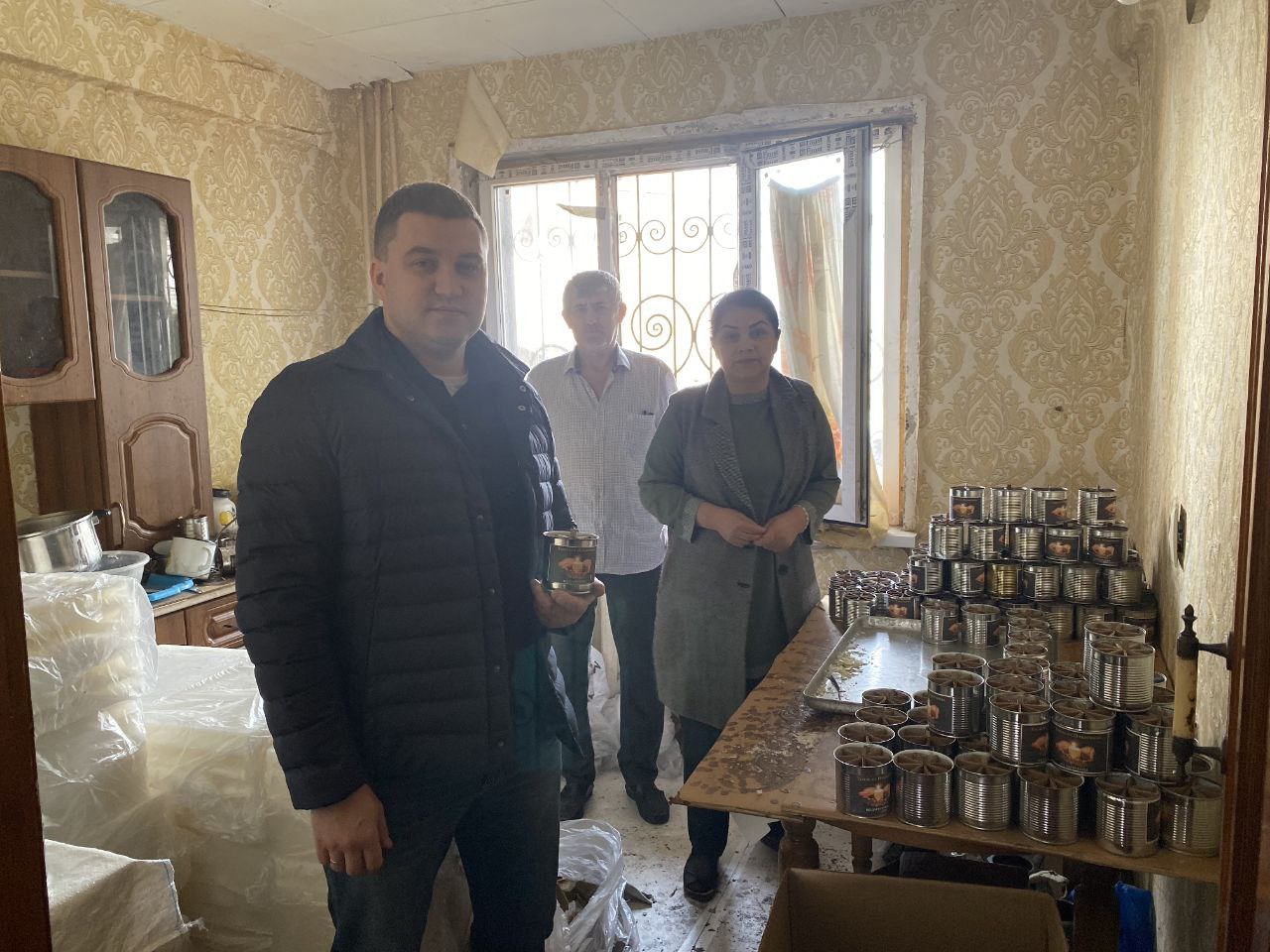 Артём Бичаев встретился с семьей Ильясовых, изготавливающей окопные свечи