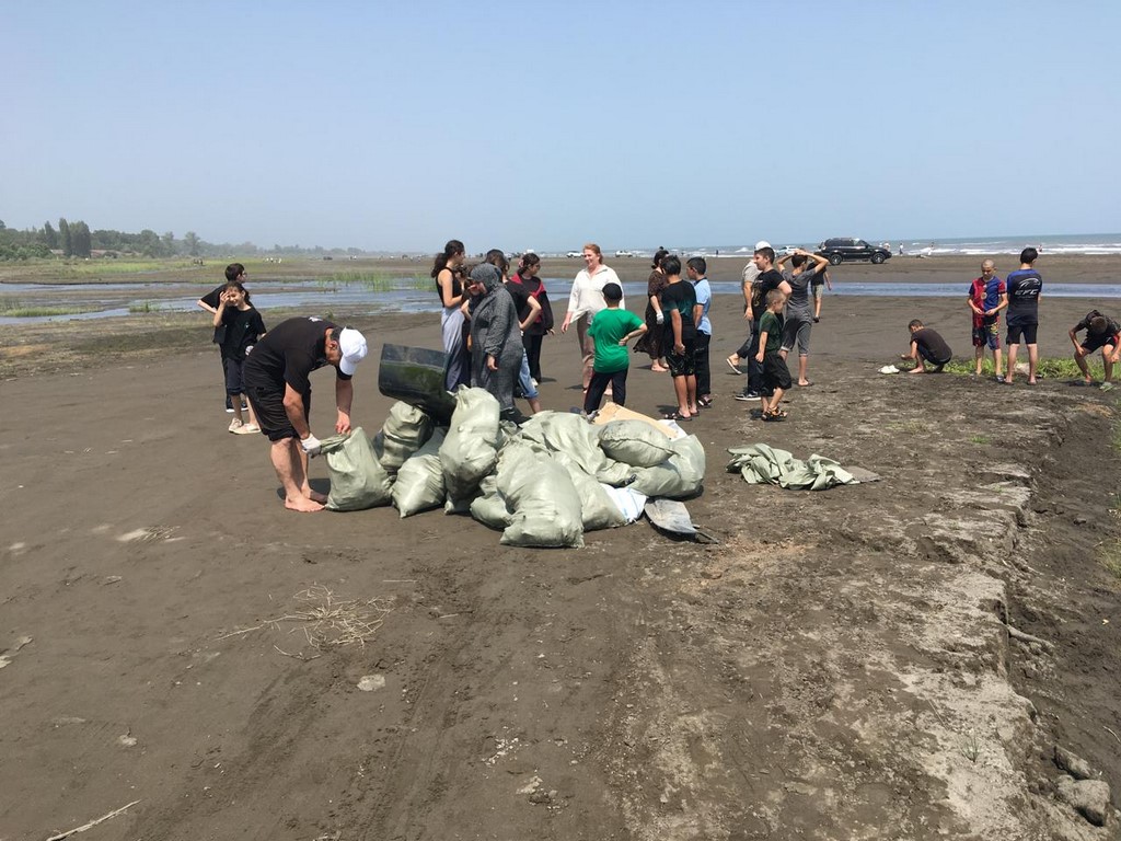 Порядка 200 человек приняли участие в масштабном субботнике в Самурском лесу