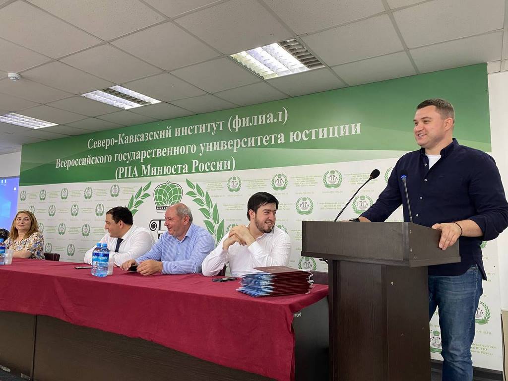 Артем Бичаев вручил красные дипломы выпускникам Правовой академии