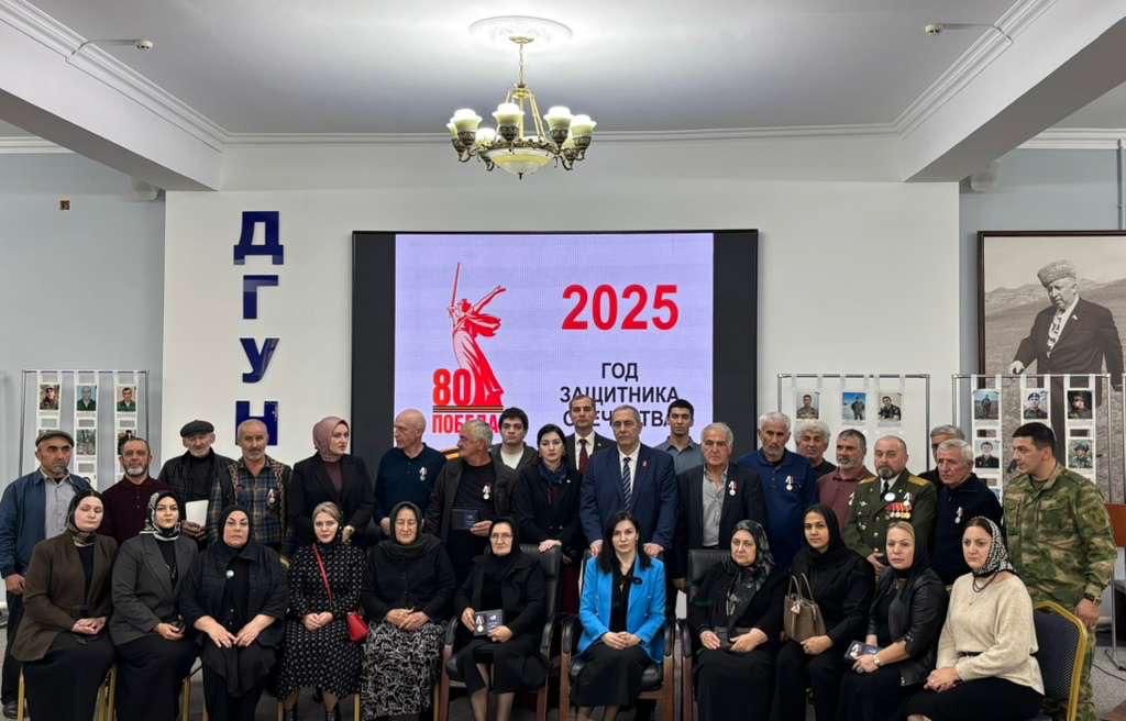 В Махачкале наградили отцов участников СВО в рамках патриотической акции «Отцы Победы»