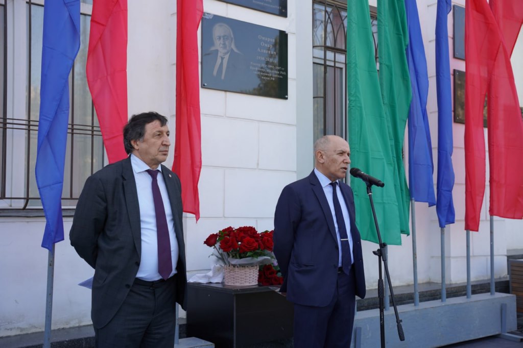 Мемориальную доску в память об Омаре Омарове открыли в Даггосуниверситете