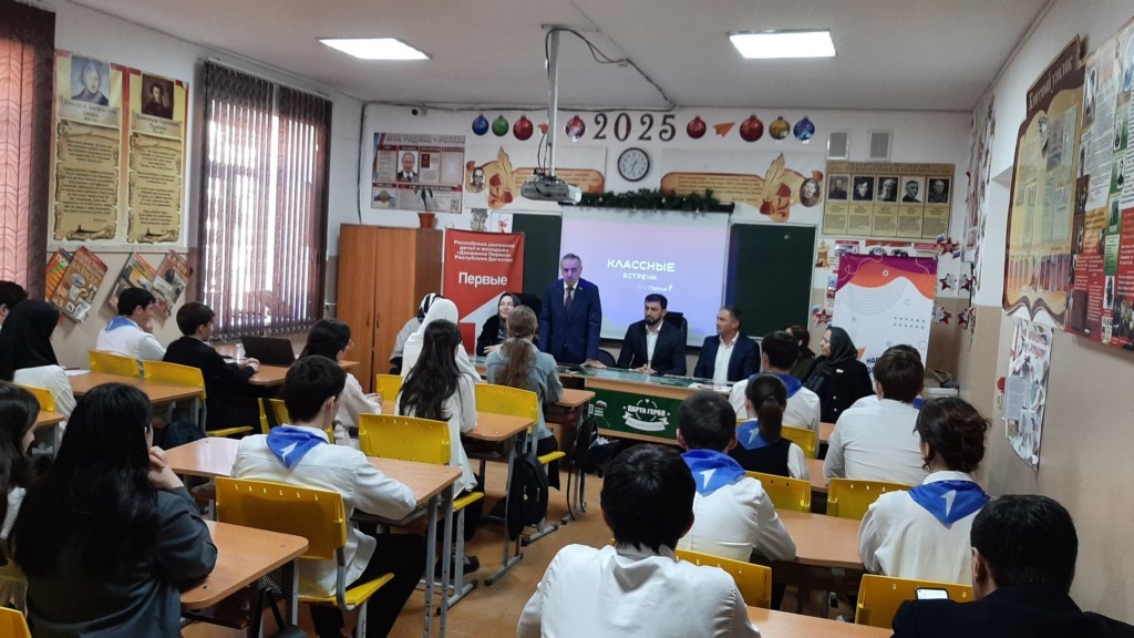 Депутат Госдумы РФ Нурбаганд Нурбагандов провел встречу со школьниками Акушинского района