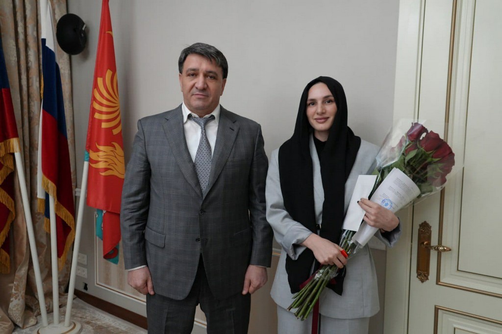 Джамбулат Салавов передал ключи от квартир детям-сиротам