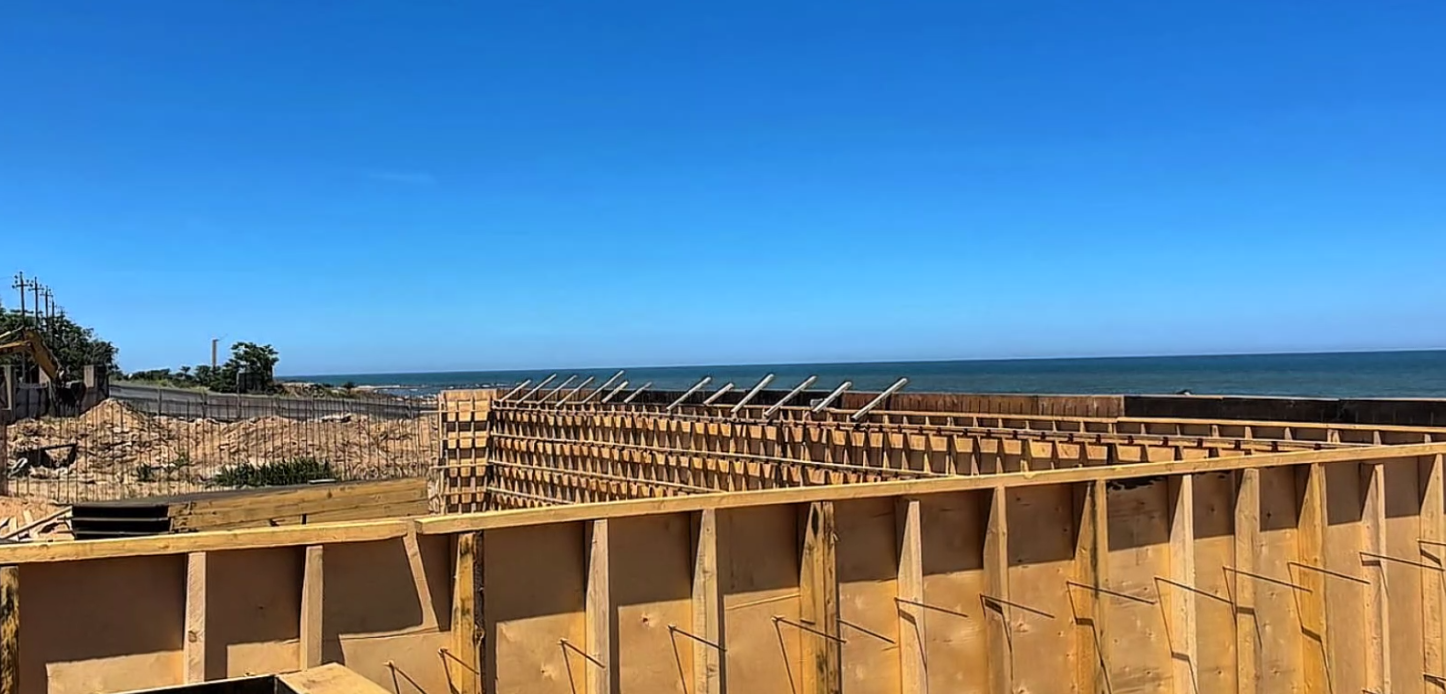 На новой набережной в Дербенте на треть возведена подпорная стена