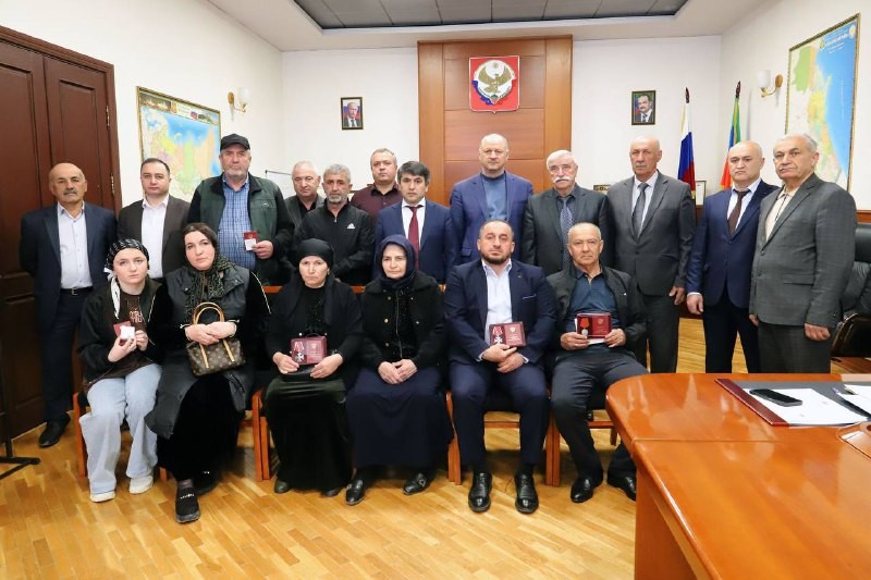 Глава Табасаранского района вручил госнаграды родным погибших участников СВО