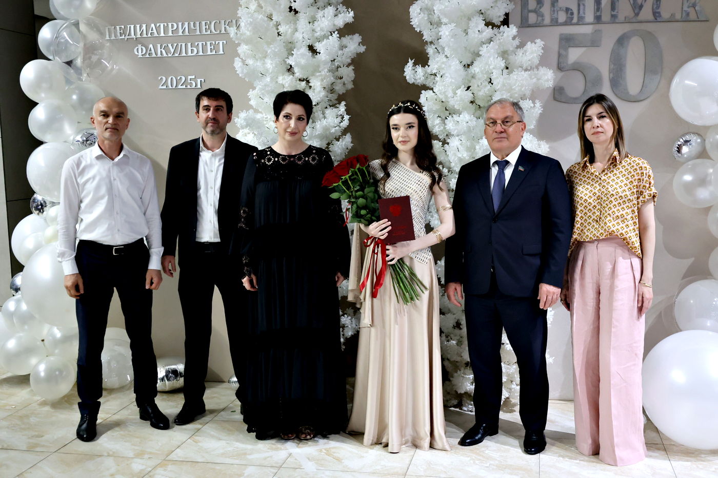 В ДГМУ состоялось вручение дипломов выпускникам педиатрического факультета