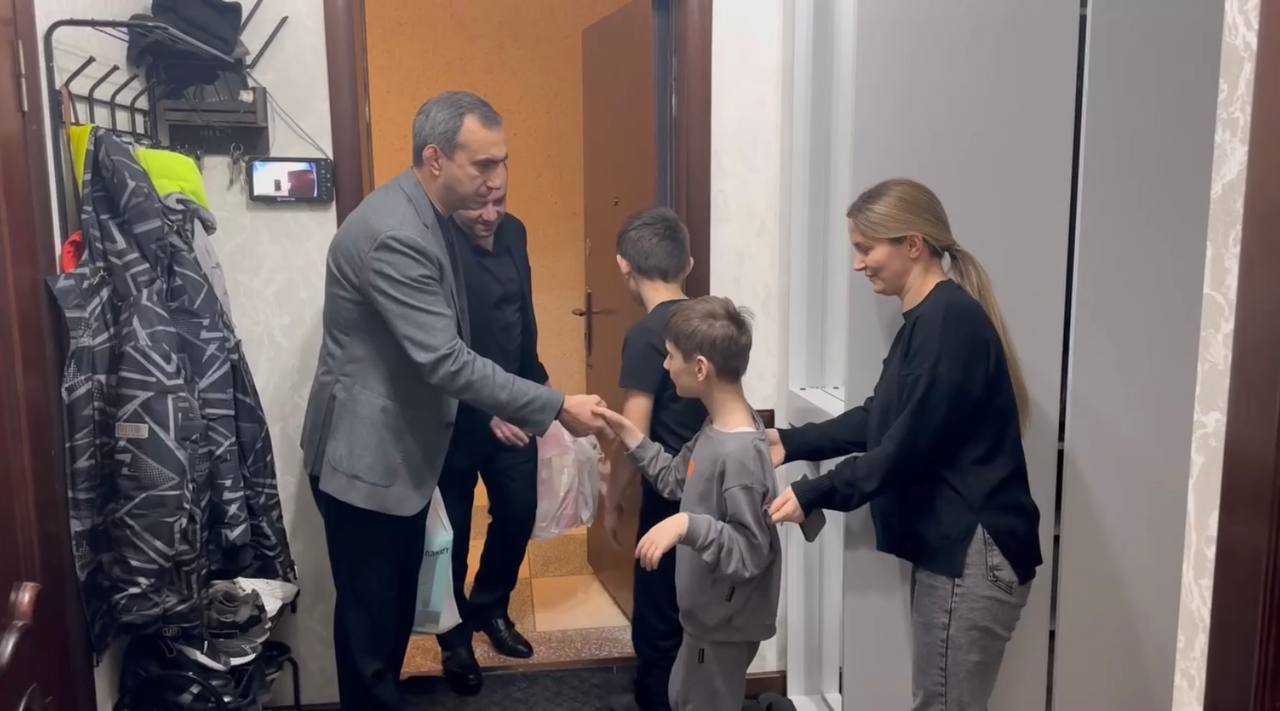 Заур Эминов исполнил новогоднее желание мальчика в рамках акции «Ёлка желаний»