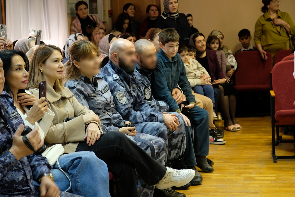 Акция Росгвардии «Дед Мороз специального назначения» стартовала в Дагестане