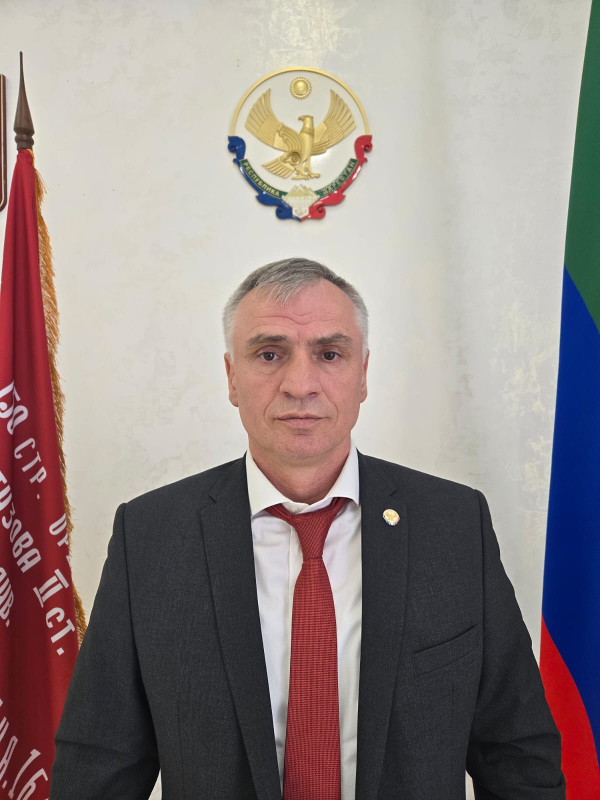 Медиков Тляратинской ЦРБ поздравил руководитель района Мурад Рамазанов