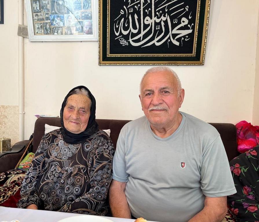 Соцработники Дахадаевского района поздравили пожилую пару с 64-летием совместной жизни