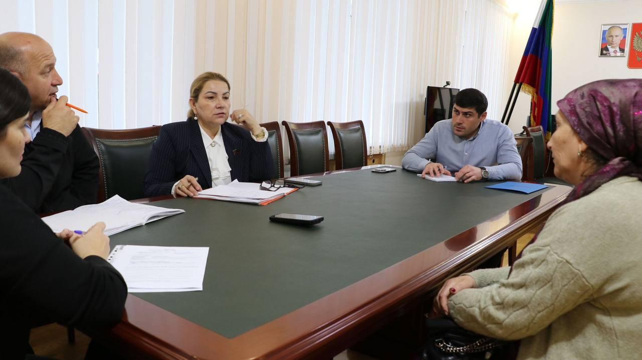 Депутаты-единороссы продолжают оказывать помощь дагестанцам