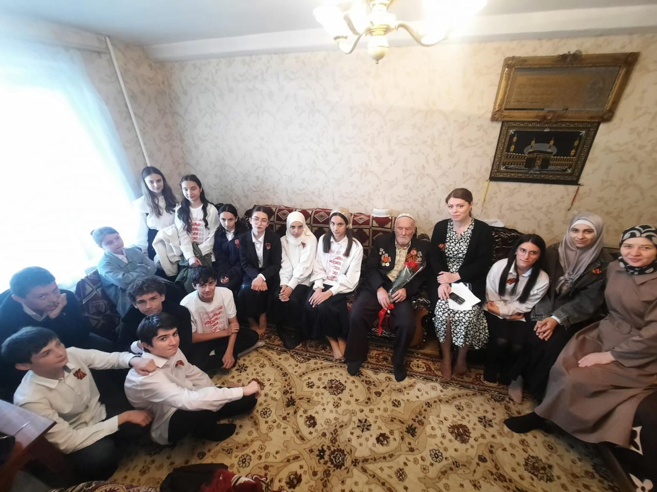 Сотрудники Минтруда РД поздравили ветерана Мусу Багаудинова с Днем Победы