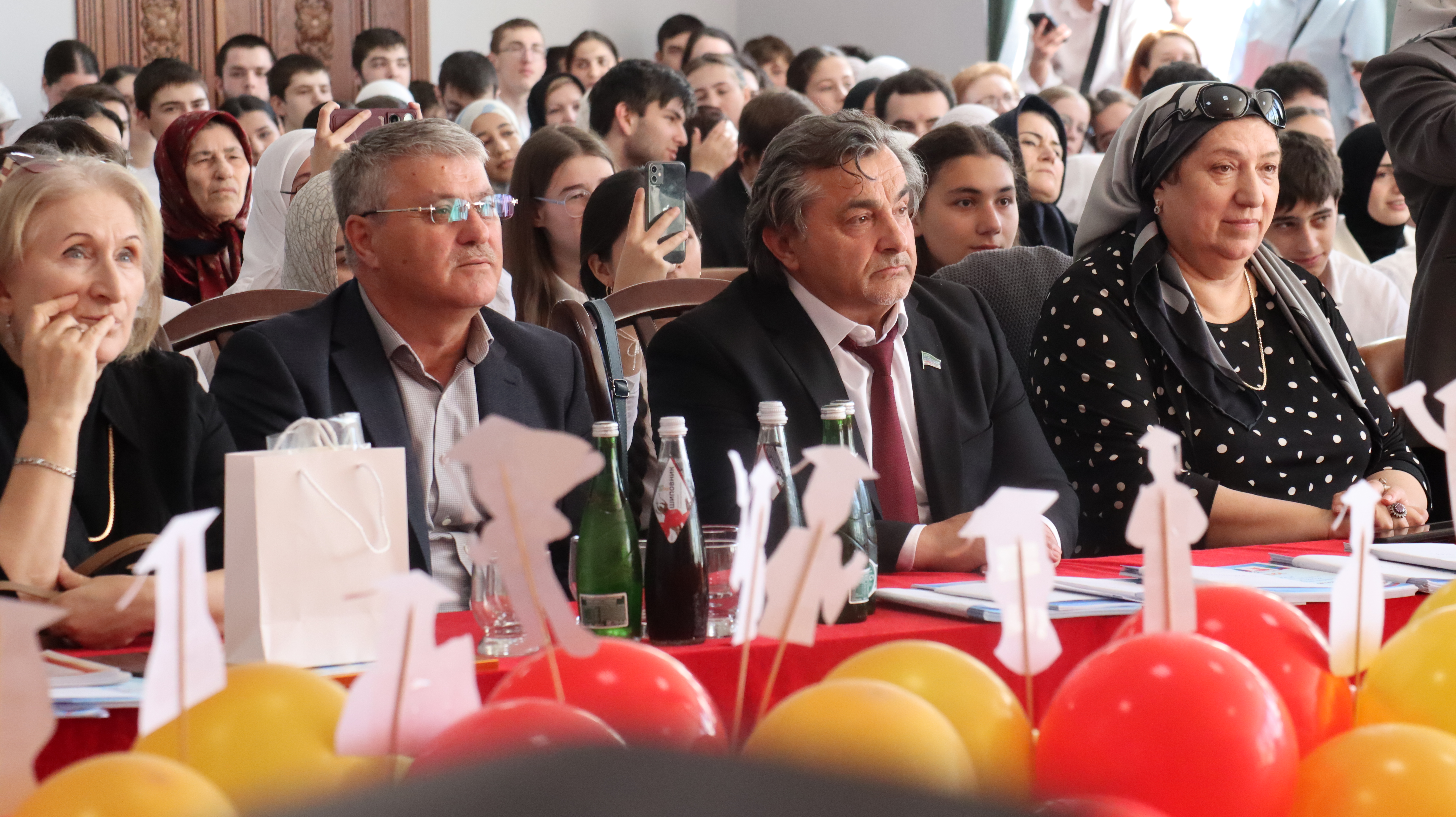 В Кизилюрте наградили отличников учёбы