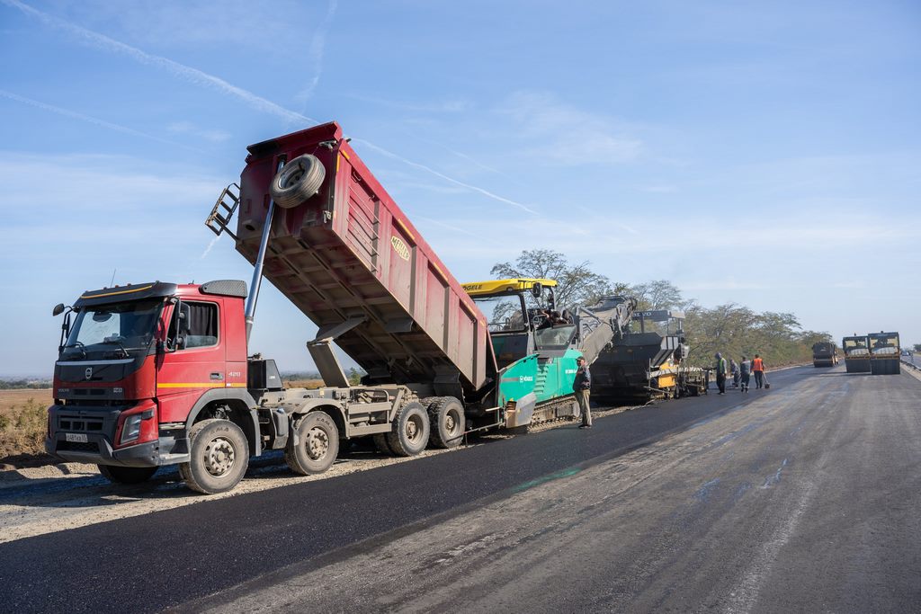 Федеральные дорожники приступили к укладке асфальта на обходе Хасавюрта