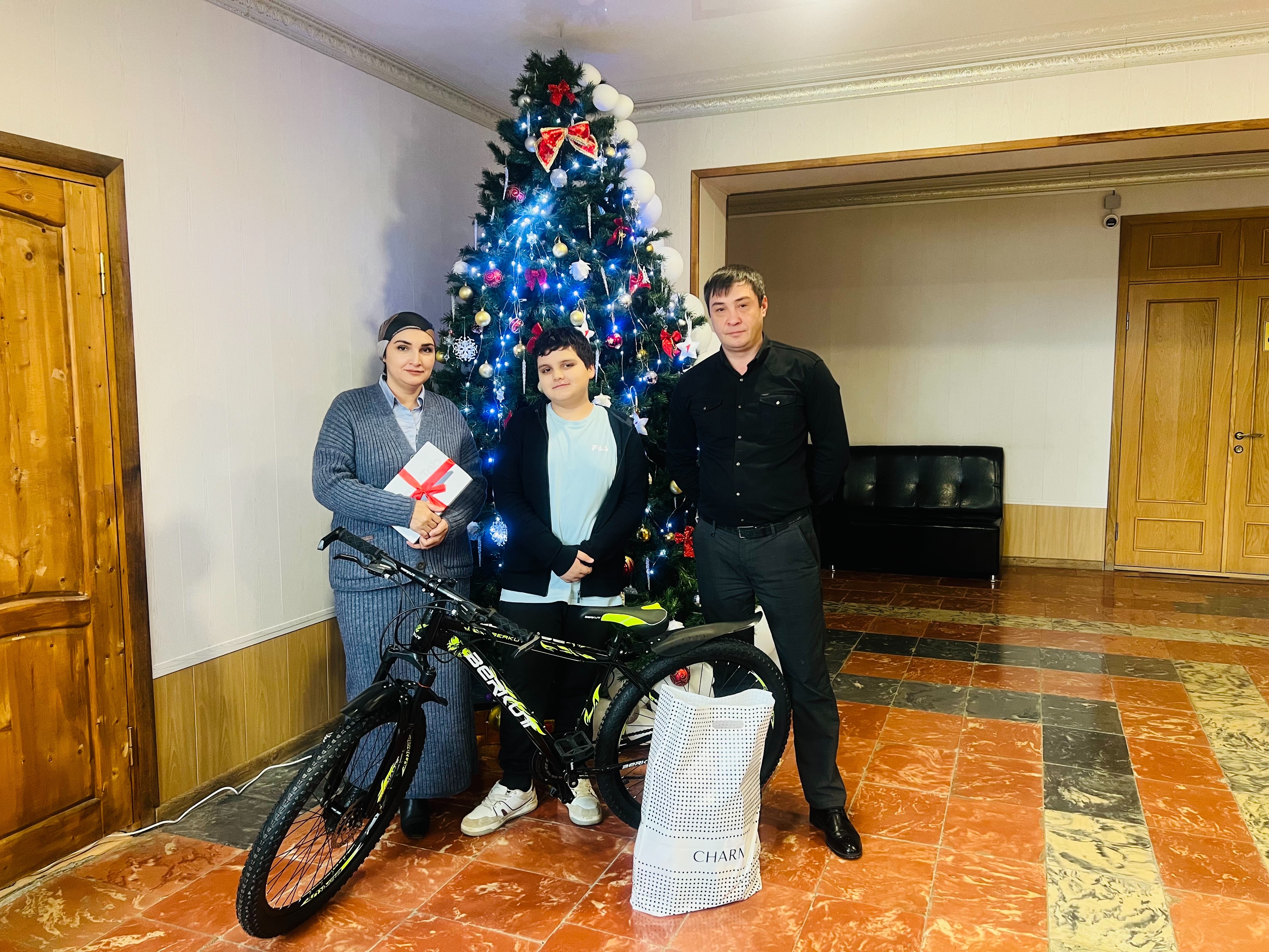 Глава Новолакского района исполнил новогодние желания двух детей из села Новолакского